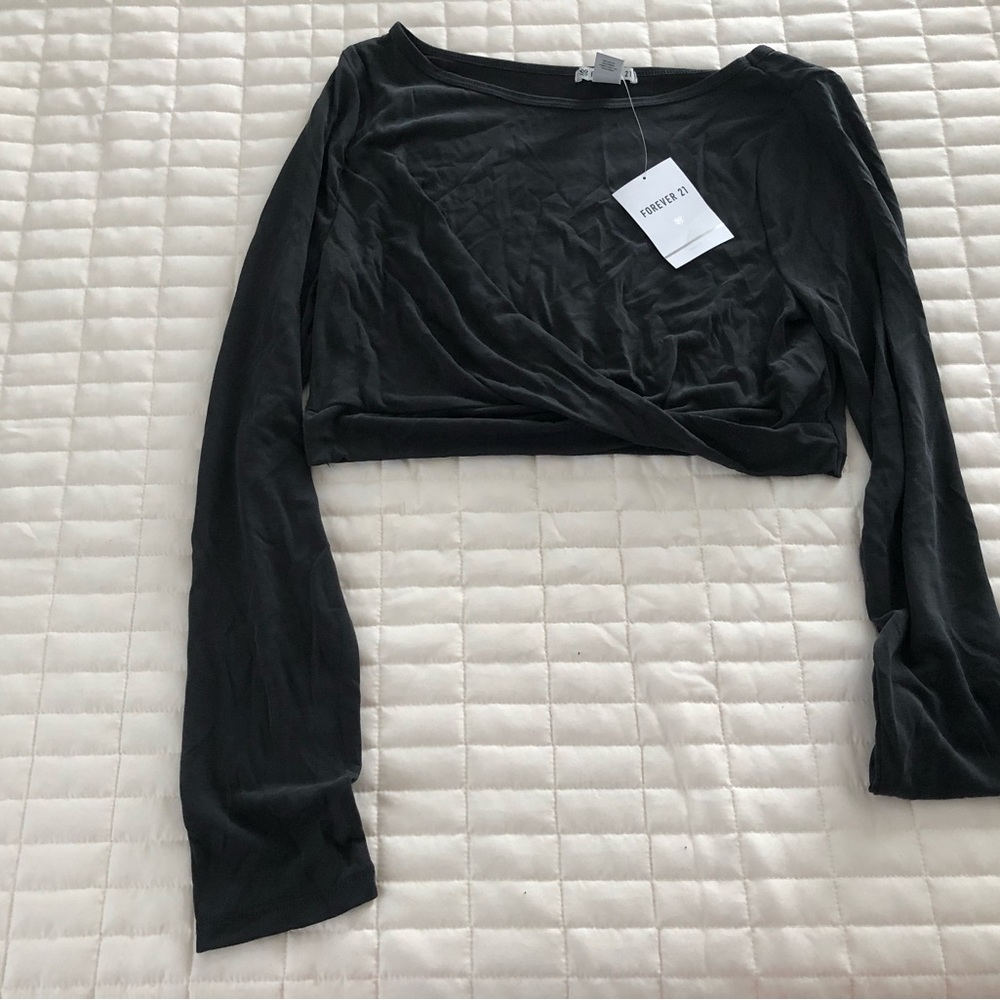 Black crop top in black NWT 🖤🖤🖤🖤🖤🖤🖤🖤🖤🖤🖤🖤 by FOREVER 21
